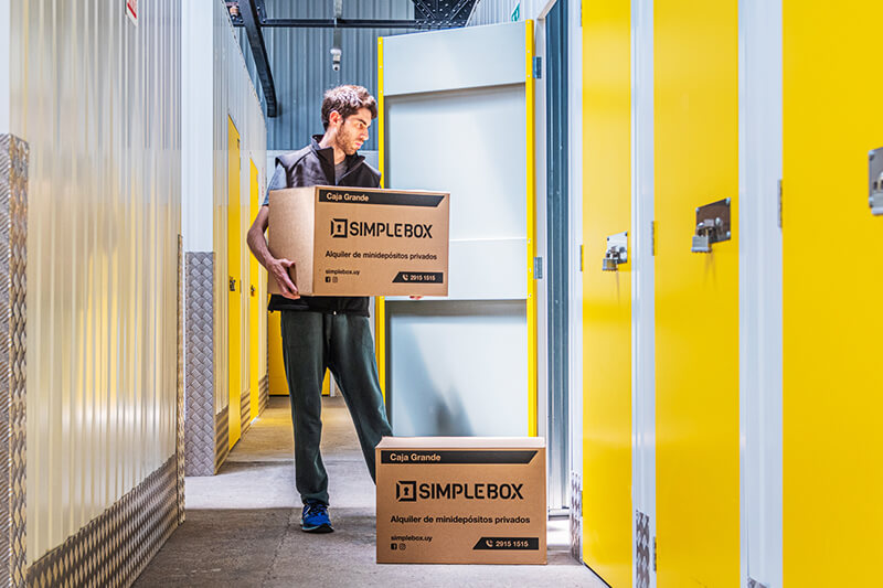 Persona cargando cajas para guardarlas en un box de SimpleBox
